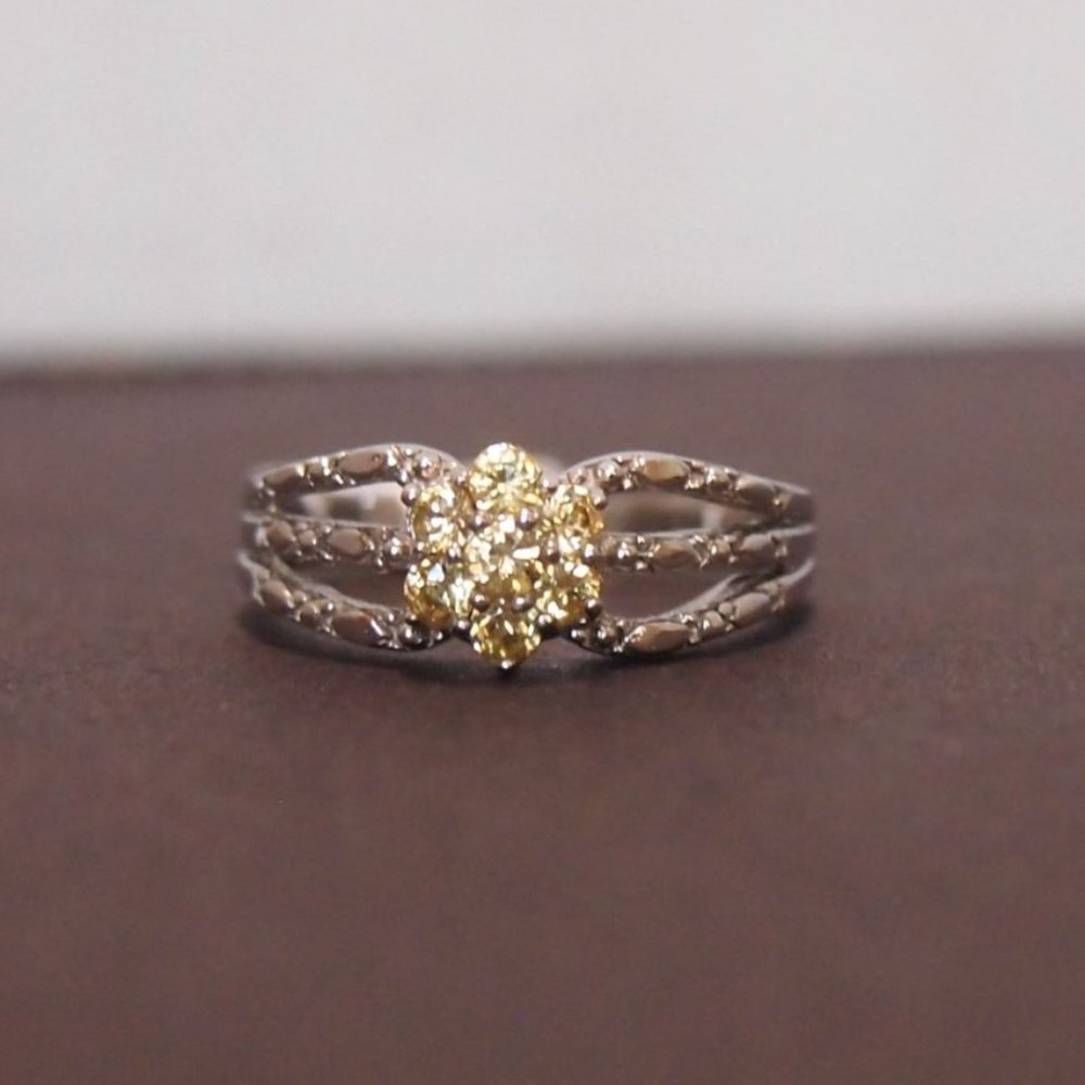 * WoW* Stunning Flower Shaped Canary Diamonds Fashion / Friendship Ring *WoW*